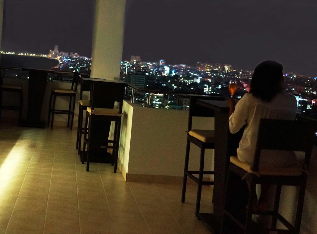 The Penthouse Above Sea Appartement Dehiwala-Mount Lavinia Buitenkant foto